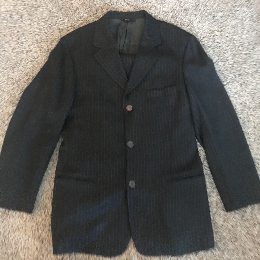 DKNY Black Striped Men’s Suit. Size: 32